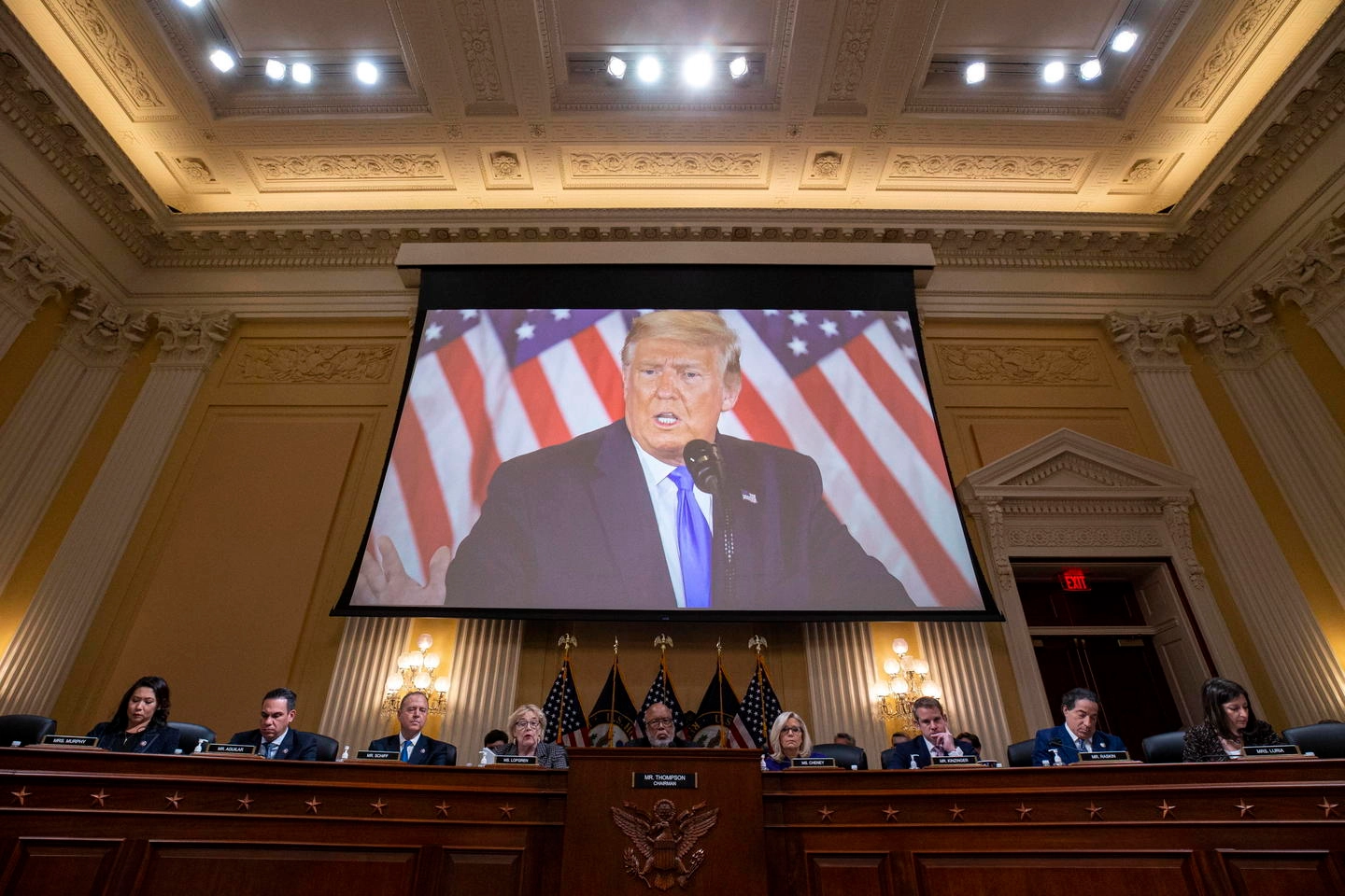 Donald Trump mostrato sullo schermo durante la riunione del comitato per l'indagine