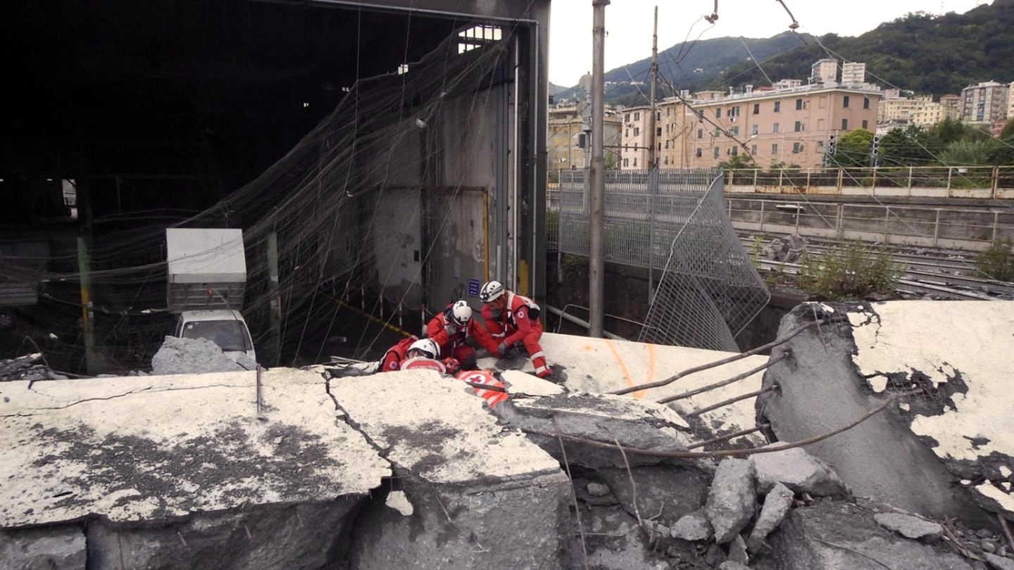Ponte Morandi a Genova, i soccorritori tra le macerie (Ansa)