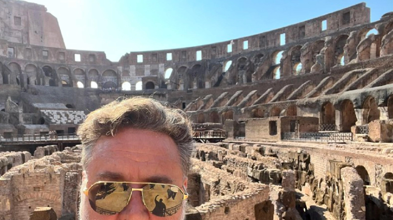 Russel Crowe in un selfie al Colosseo