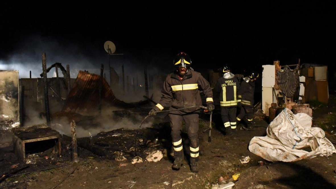 Foggi, i vigili del fuoco nella baraccopoli di Rignano Garganico (Ansa)