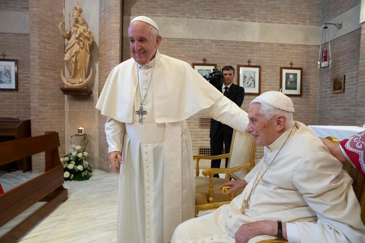 Papa Francesco con il Papa emerito Benedetto XVI (Ansa)