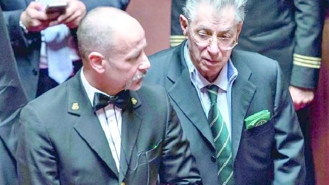 Umberto Bossi, 77 anni, accompagnato da un commesso in Senato