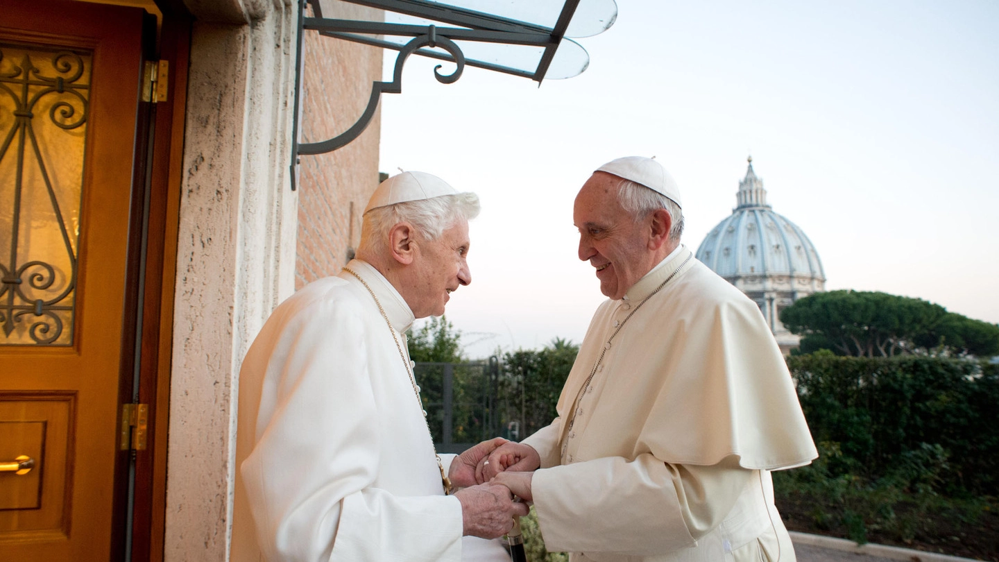 Papa Benedetto VXI e Papa Francesco (Lapresse)