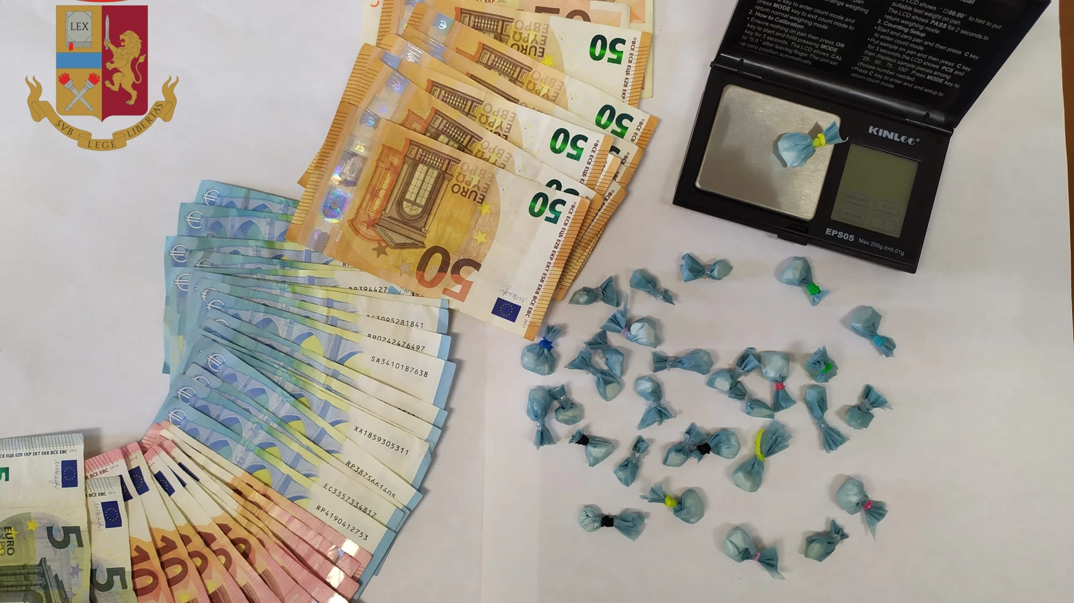 La cocaina e i soldi sequestrati dalla polizia