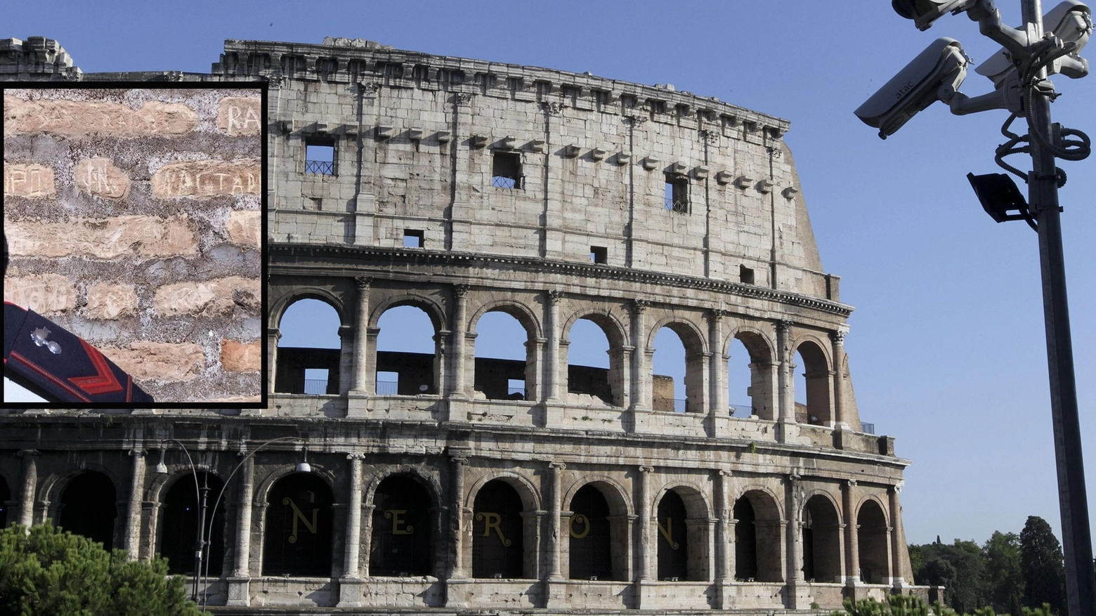 Telecamere di sorveglianza puntate sul Colosseo, nel riquadro l'incisione delle 2 turiste (combo)