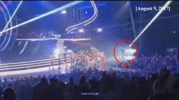 Un uomo irrompe sul palco al concerto di Britney Spears