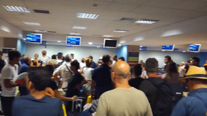 I passeggeri italiani bloccati a Rodi (Facebook)