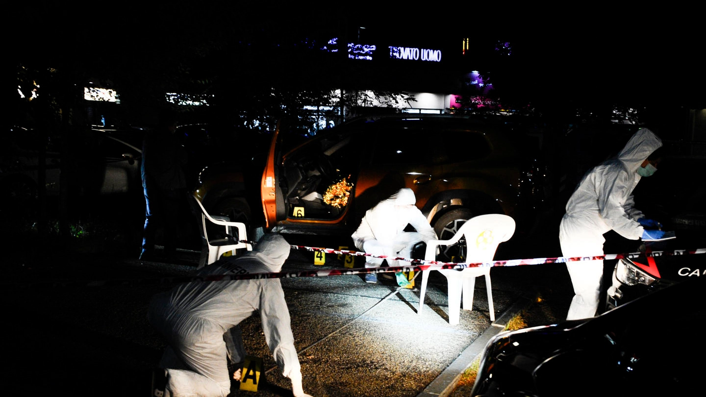 I rilievi dei carabinieri sul luogo dell'omicidio-suicidio a Venaria (Ansa)