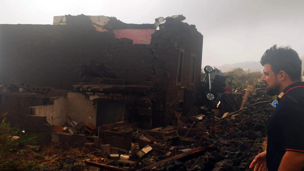 Pantelleria, volontario Protezione civile verifica i danni del tornado del 10 settembre 
