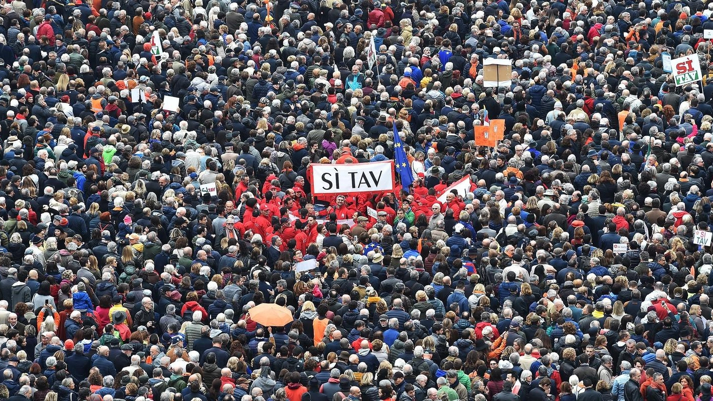 I partecipanti alla manifestazione Sì Tav in Piazza Castello a Torino (Ansa)