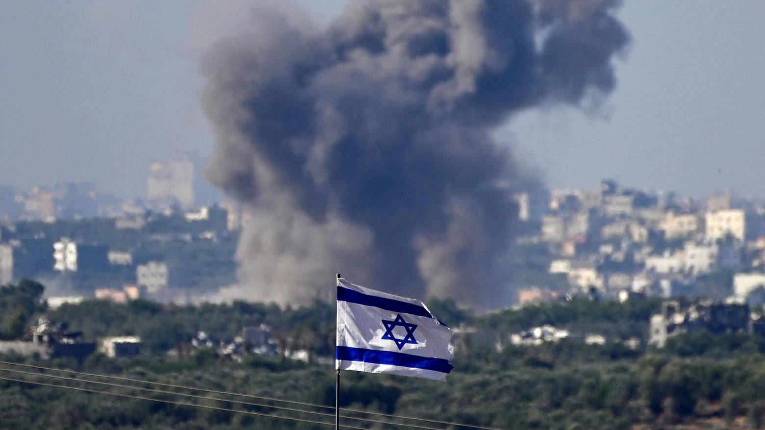 Bombardamenti a Gaza visti dal confine di Israele
