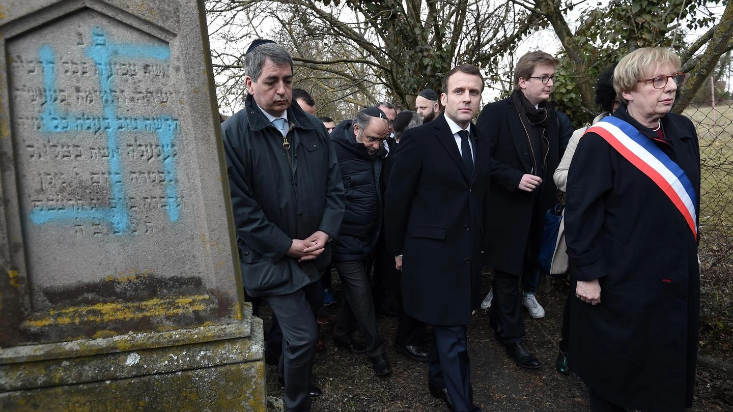 Macron visita il cimitero profanato (Ansa)