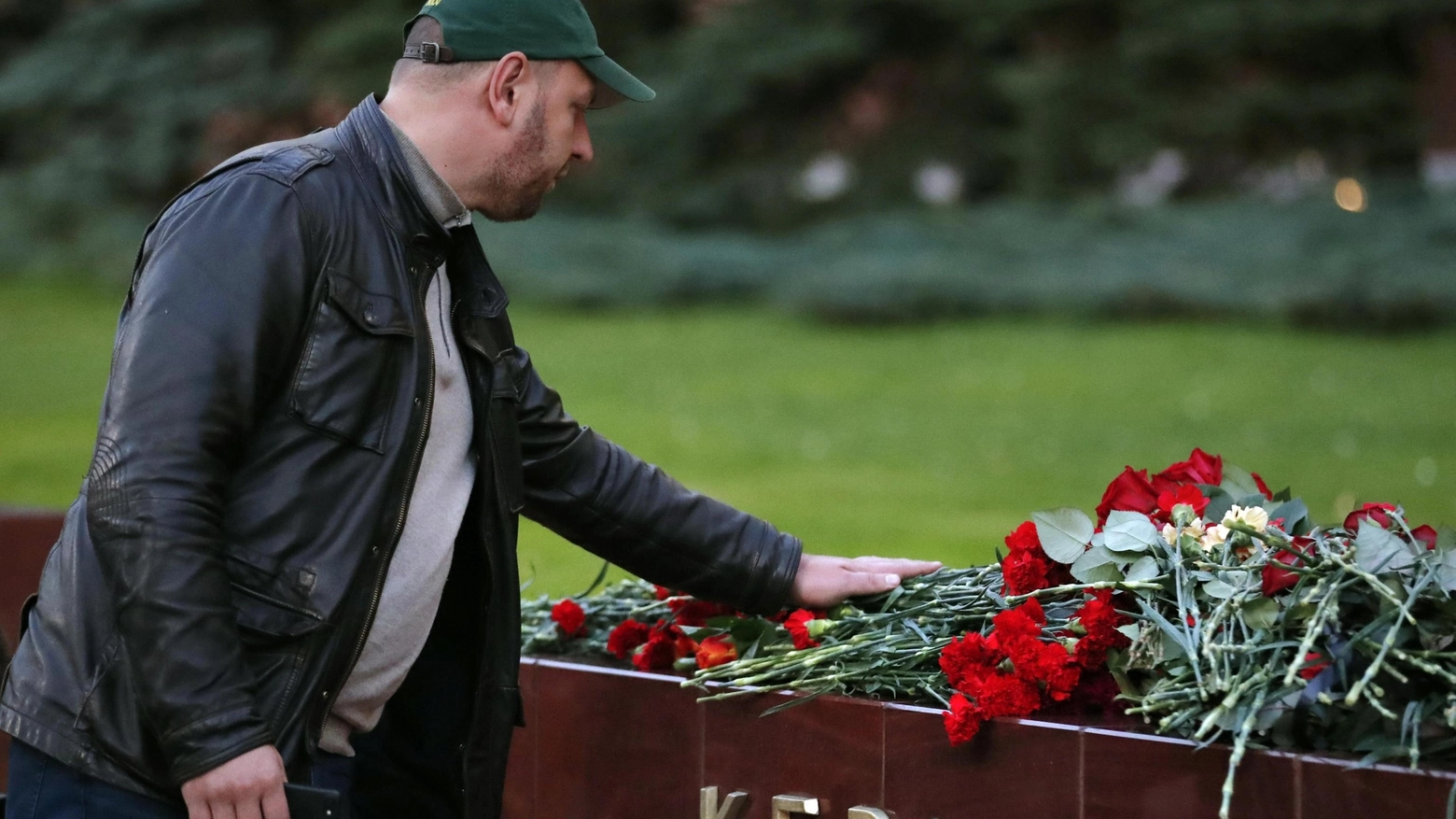 Kerch, un uomo depone dei fiori per le vittime del massacro