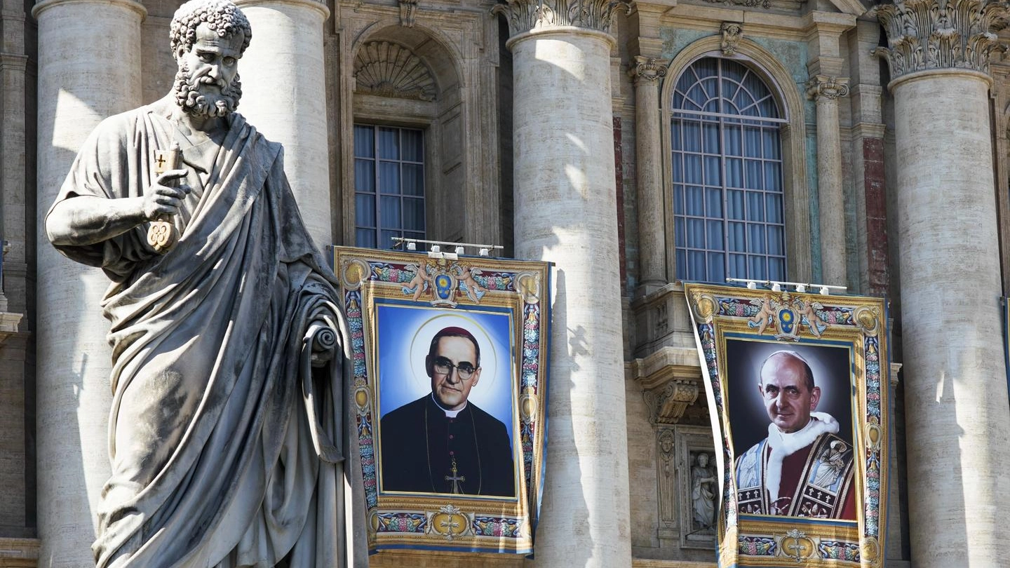 Le immagini di Oscar Romeno e Paolo VI esposte sulla facciata di San Pietro (Ansa)