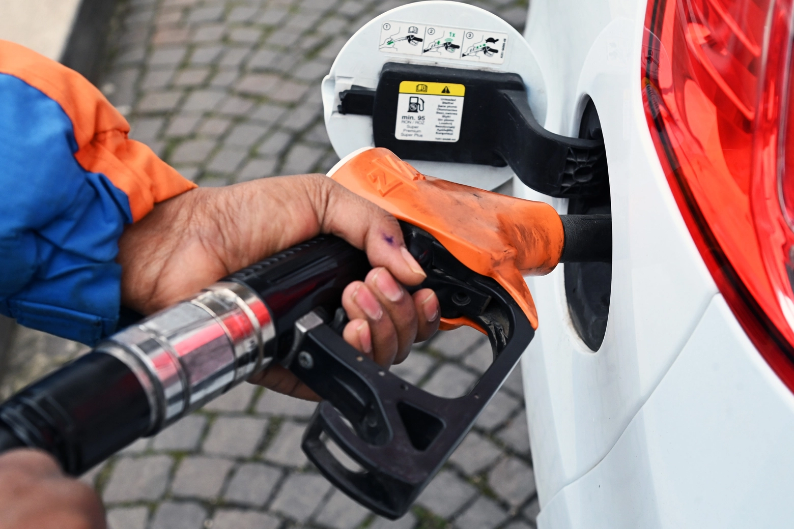 Benzina e diesel: da oggi scatta l'obbligo di esporre i prezzi medi