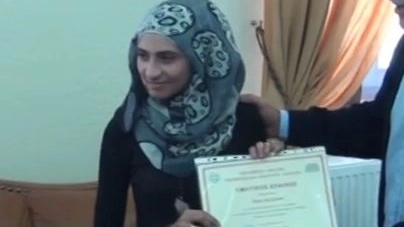 Doaa Al Zamel, 19 anni, premiata in Grecia per aver salvato un bambino (da youtube)