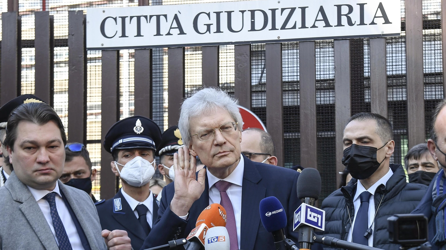 L’ambasciatore Sergey Razov, 69 anni, ieri davanti al tribunale di Roma