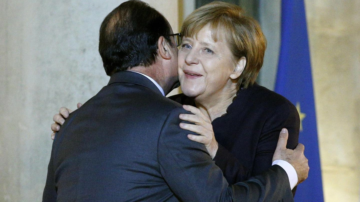 François Hollande con Angela Merkel (Ansa)
