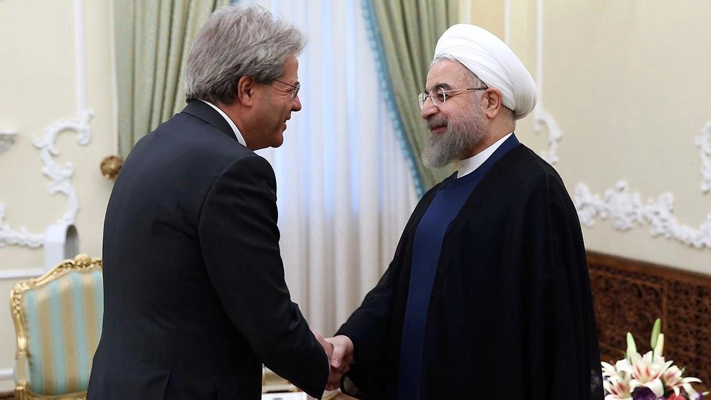 Il presidente iraniano Rohani e il ministro degli Esteri Gentiloni (AFP)