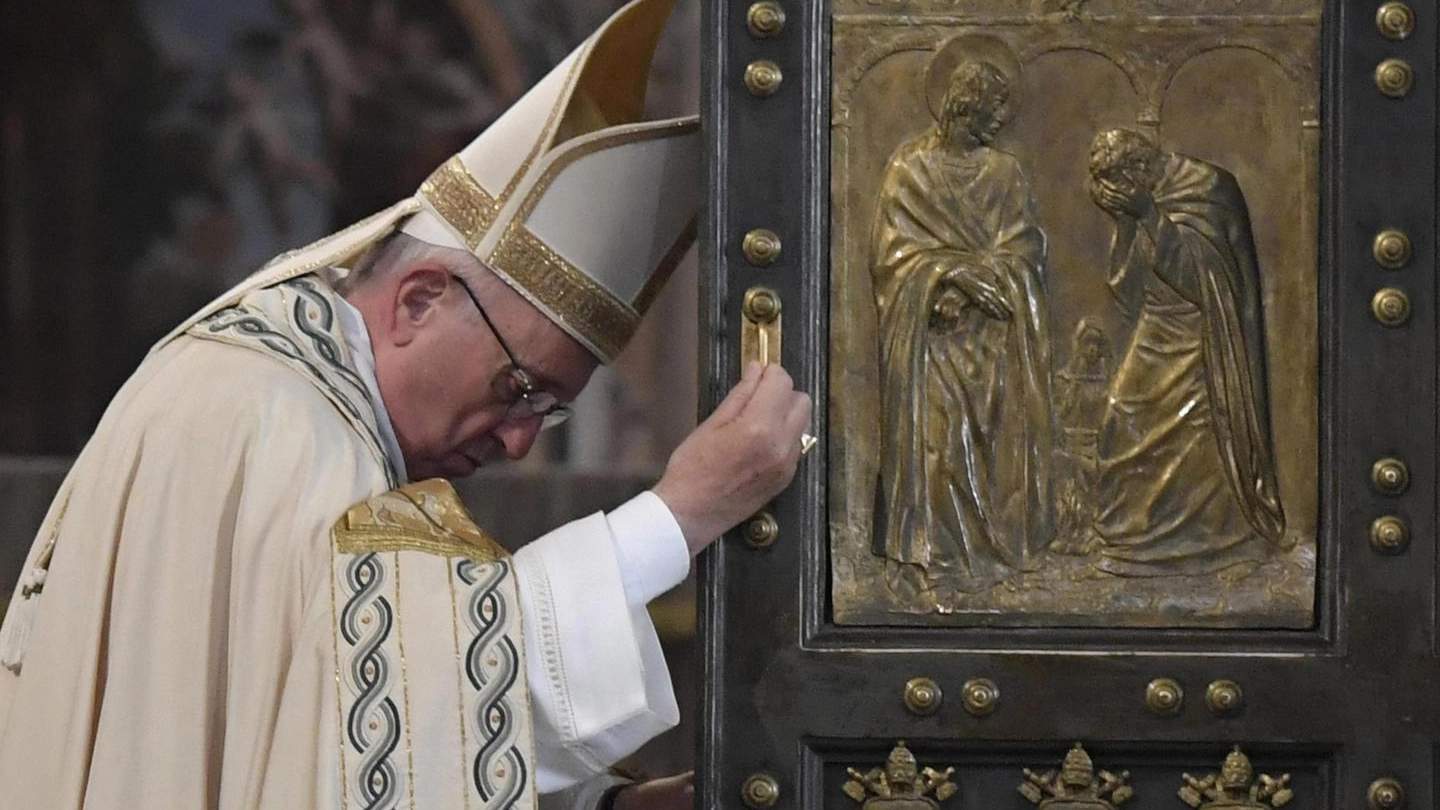 Papa Francesco  chiude la Porta Santa (Ansa)