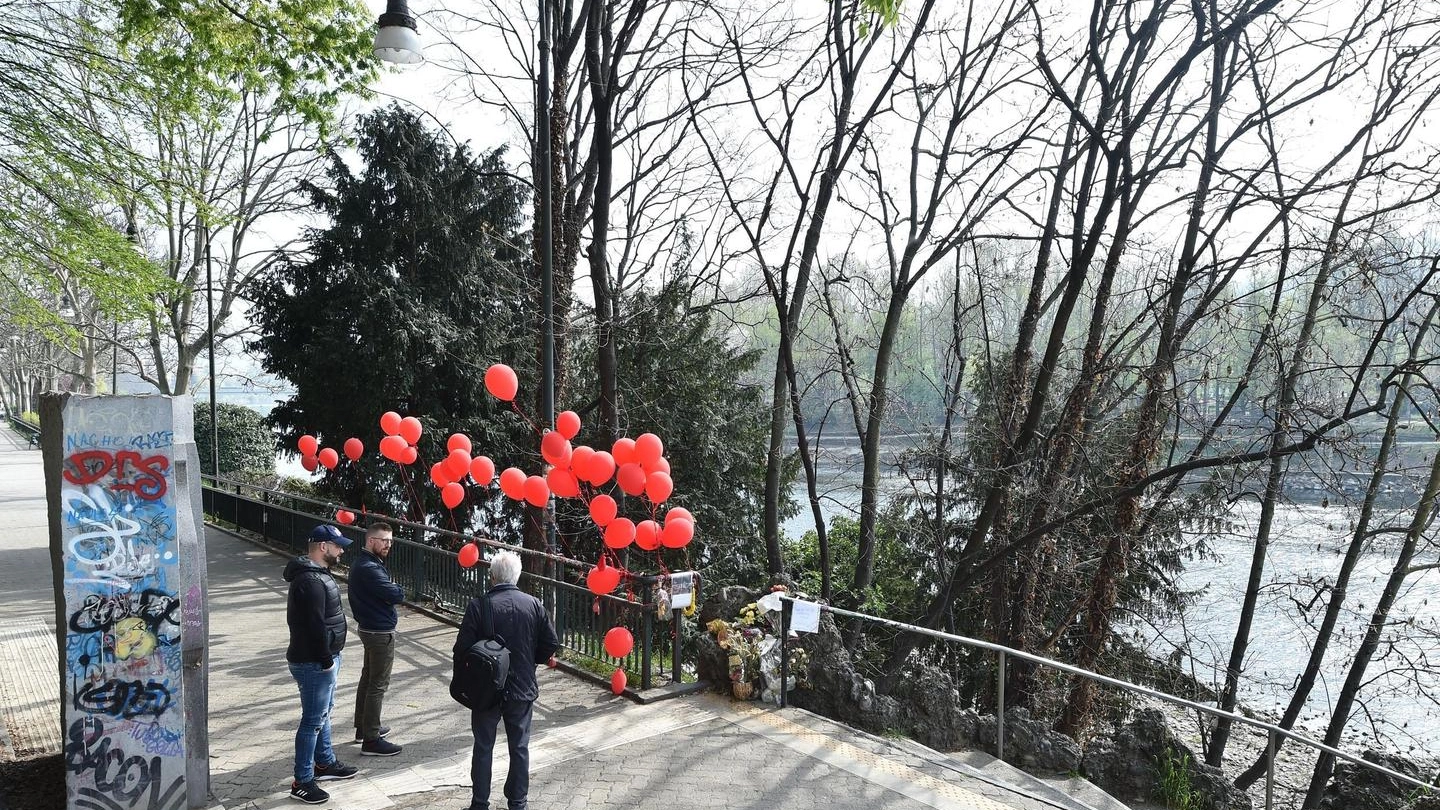 Palloncini rossi nel luogo dove è stato ucciso Stefano Leo (Ansa)