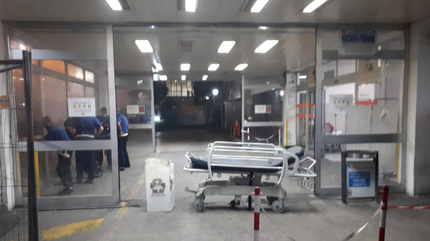 Una veduta esterna del pronto soccorso dell'ospedale Cardarelli di Napoli (Ansa)