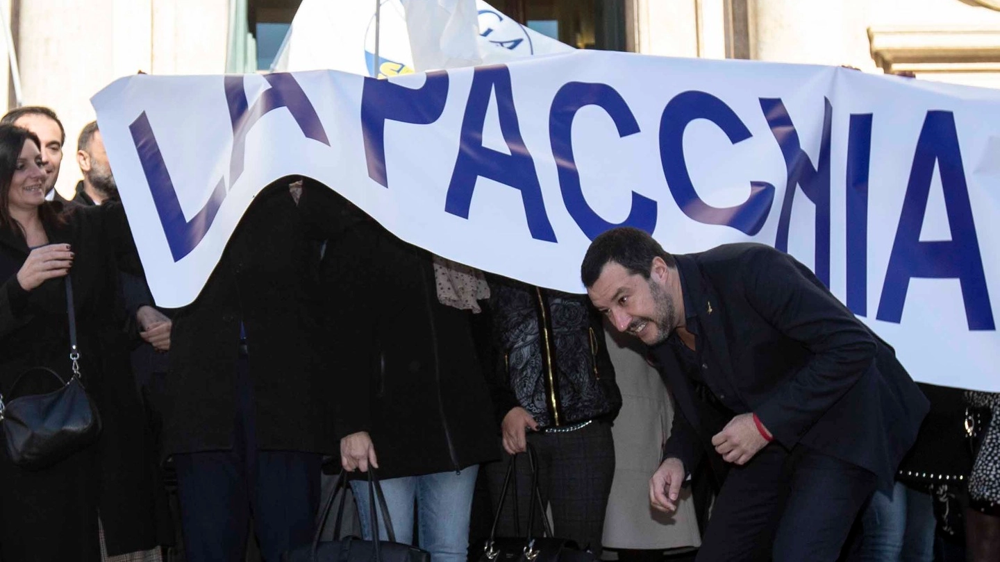 Matteo Salvini passa sotto lo striscione 'La pacchia è finita' (ImagoE)