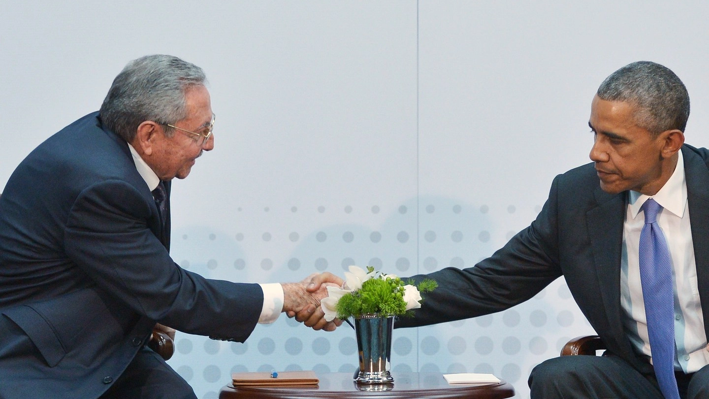 Obama e Raul Castro, stretta di mano a Cuba (Afp)