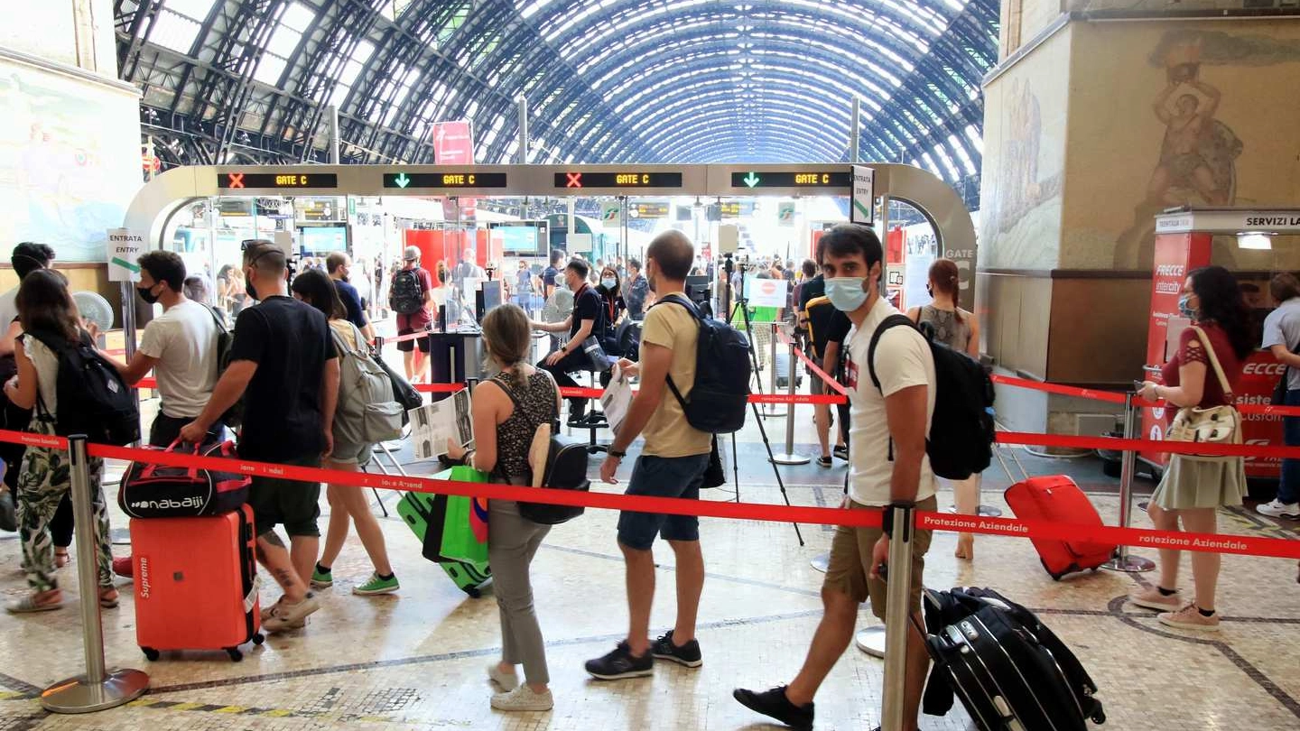 Milano, coda di turisti per le vacanze alla stazione centrale (Ansa)