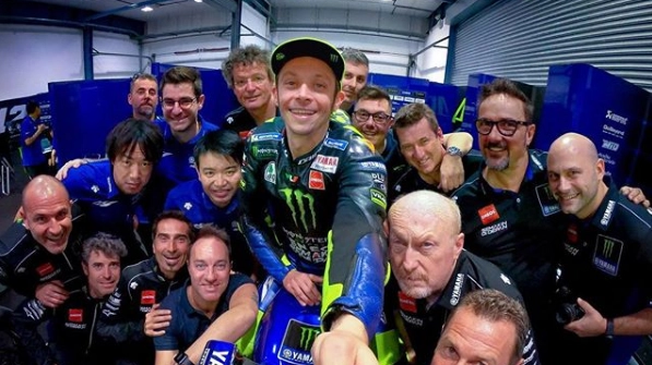 Valentino Rossi e il team Yamaha (Instagram)