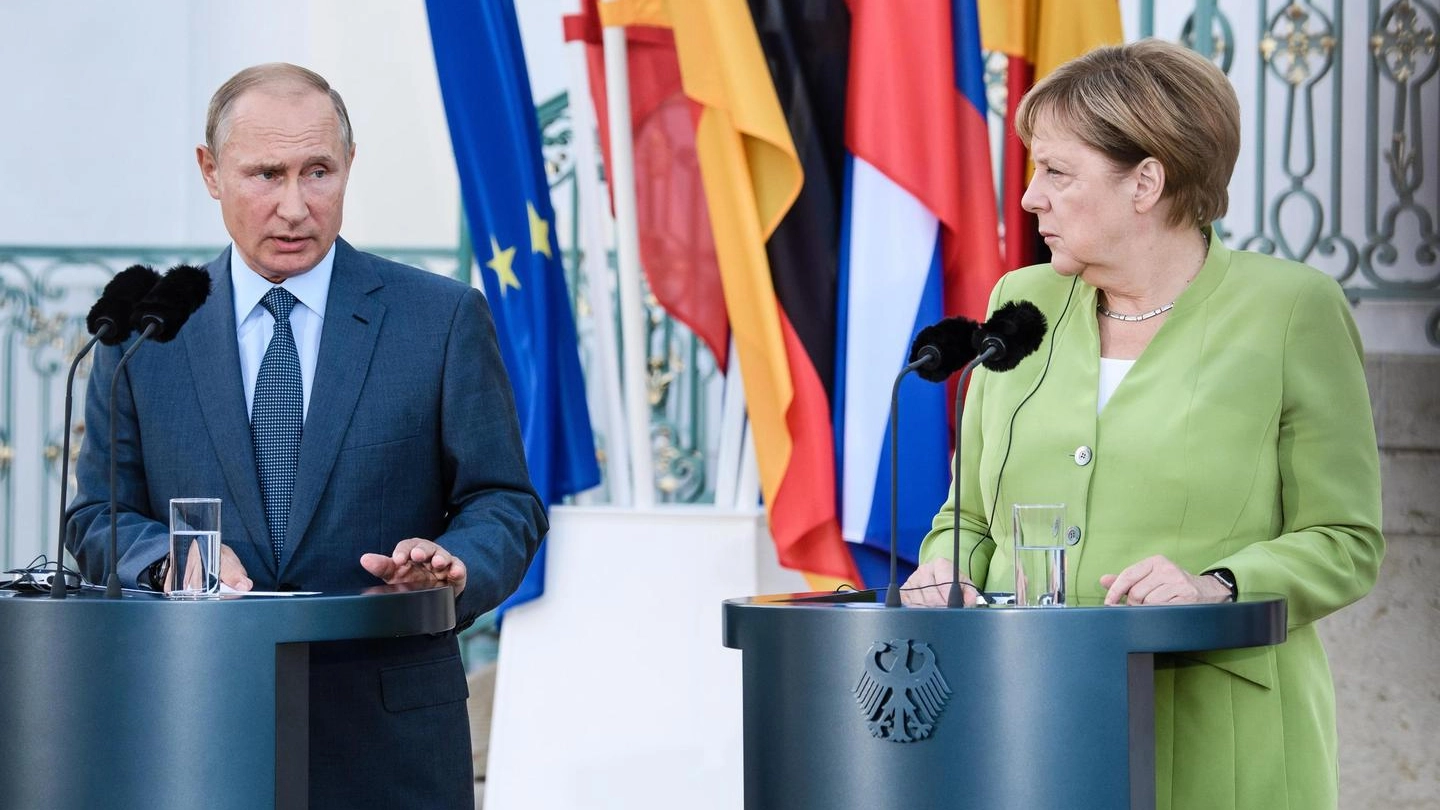 Vladimir Putin e Angela Merkel (Epa)
