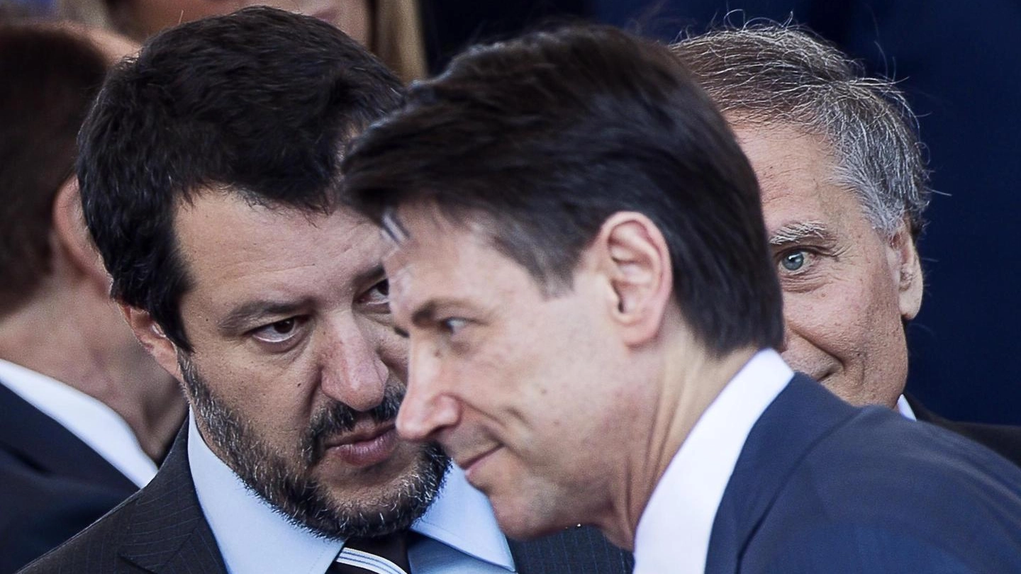 Il ministro Matteo Salvini e il premier Giuseppe Conte (Ansa)