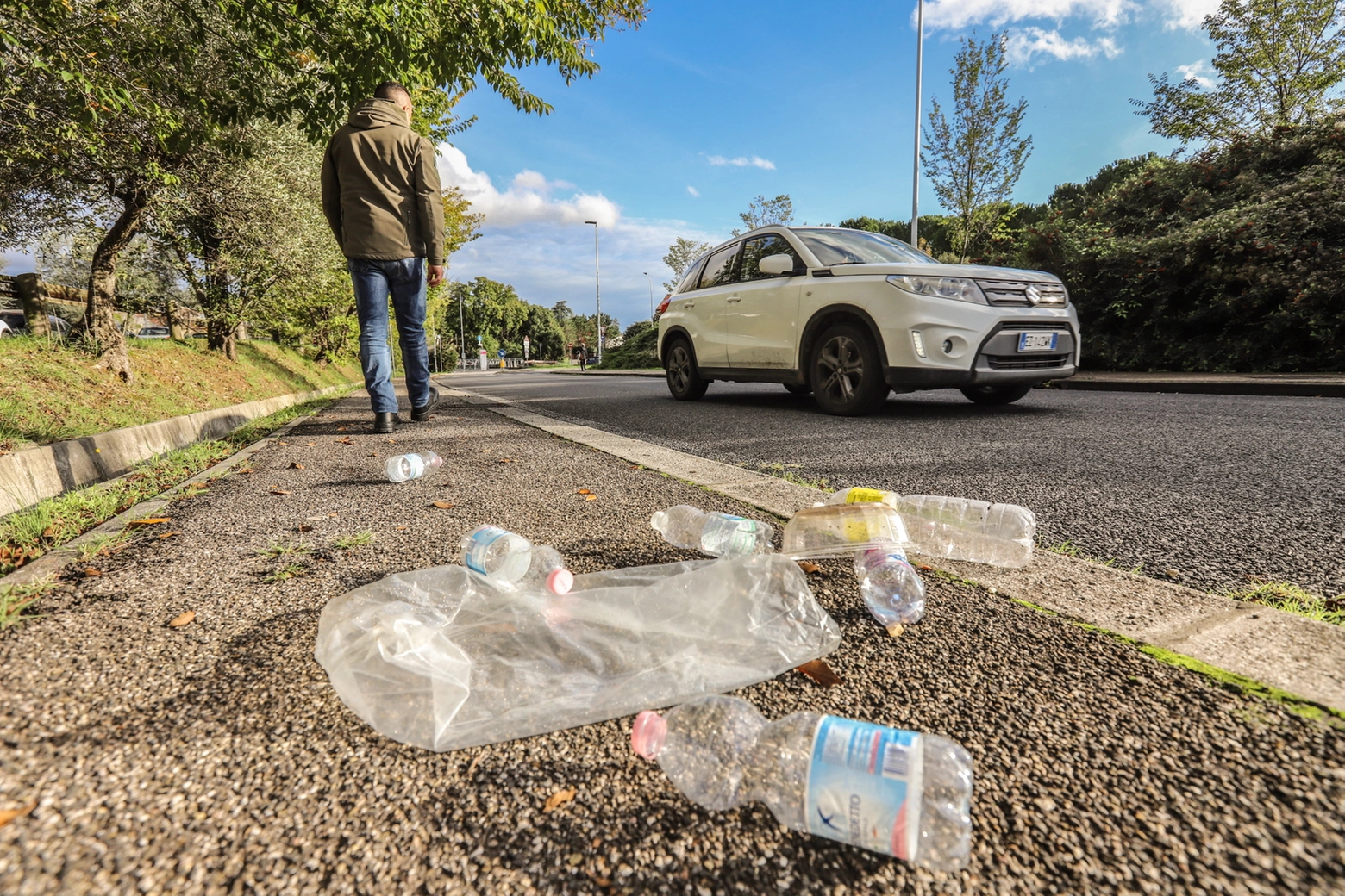 Rifiuti di plastica abbandonati per strada