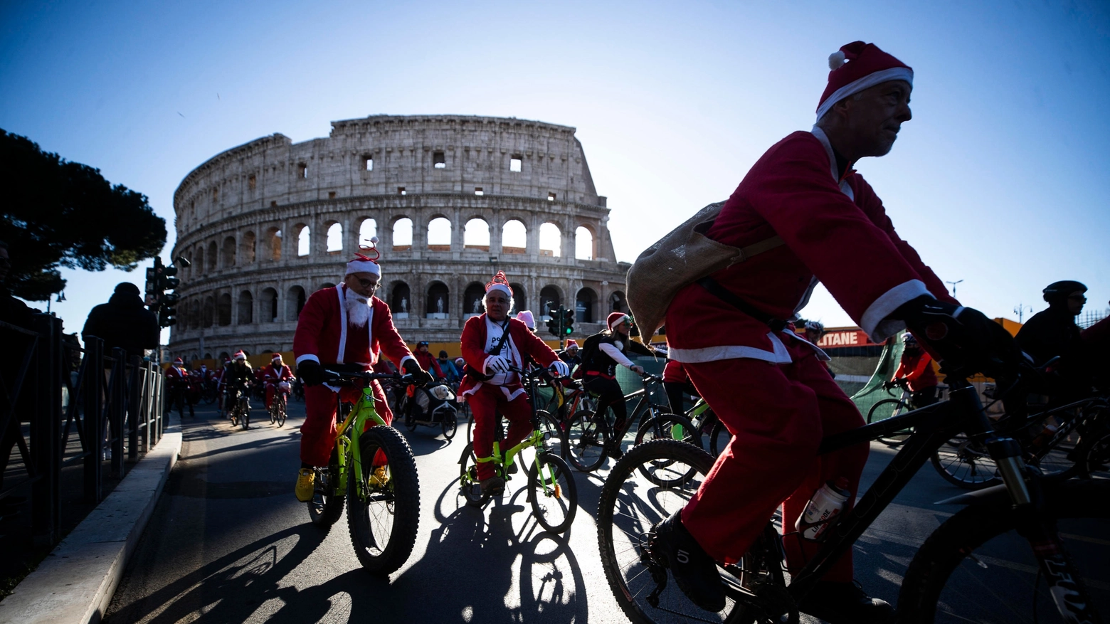 Una manifestazione natalizia in bicicletta a Roma
