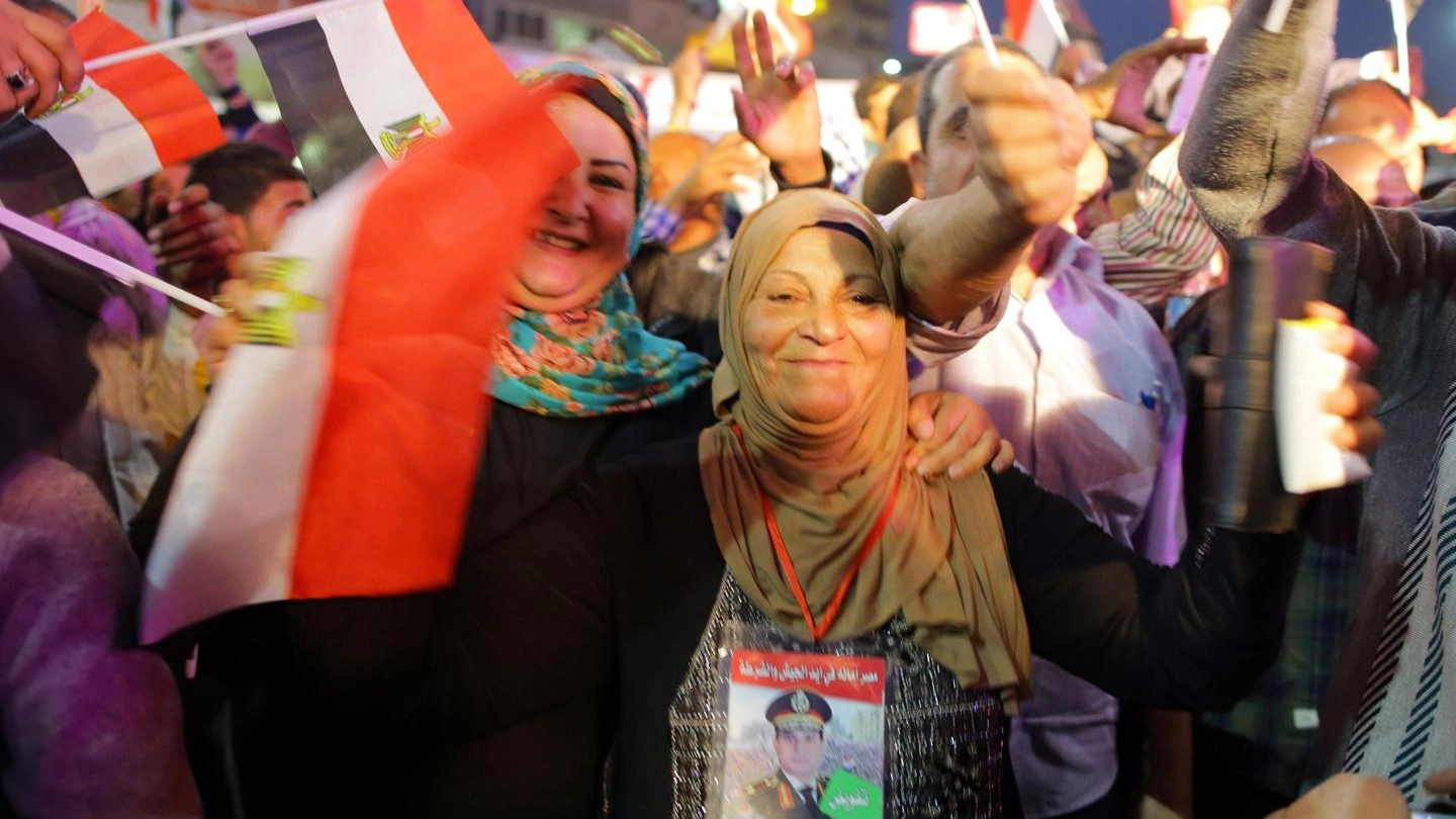 I sostenitori di al-Sisi festeggiano in piazza (Ansa)