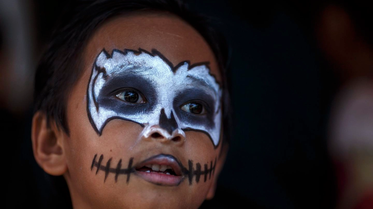Un bimbo truccato da Halloween (Reuters)
