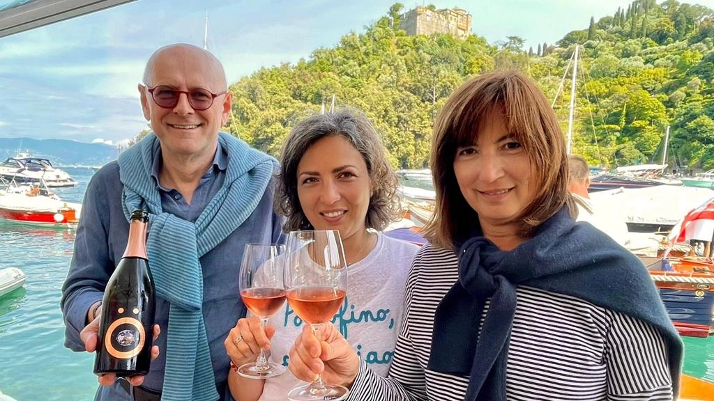 Alberto Massucco con le sorelle Mussini e lo Champagne a loro dedicato