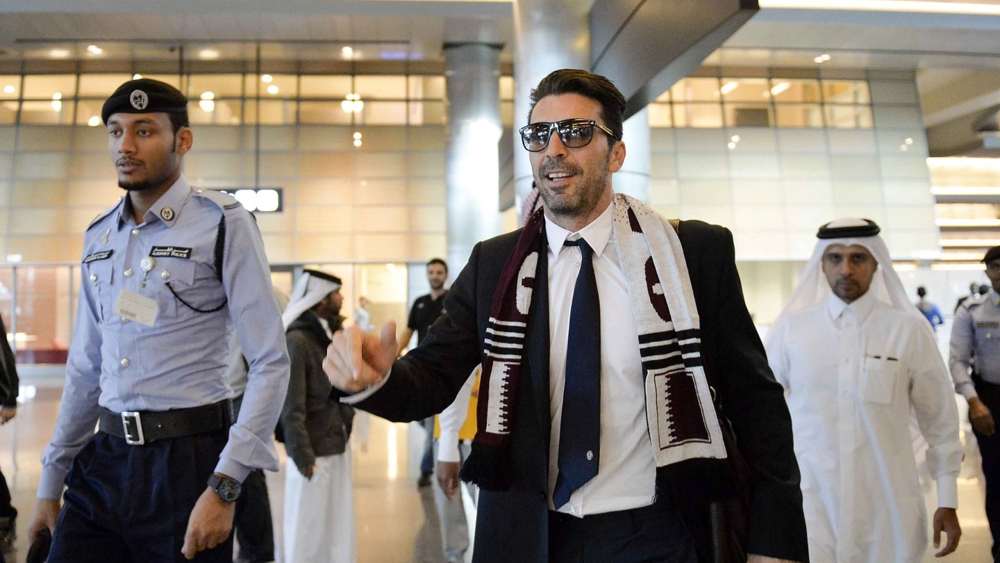 Gianluigi Buffon all'arrivo a Doha (Ap/Lapresse)