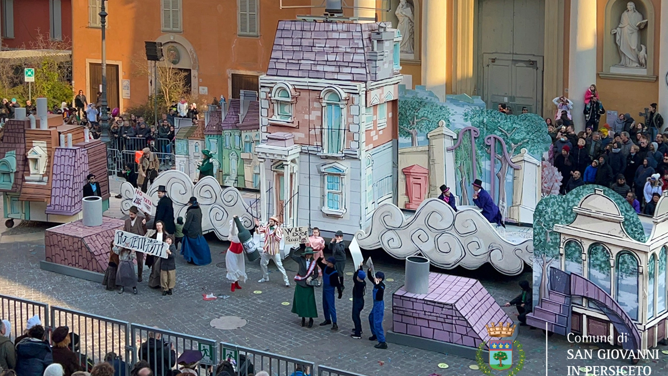 A caratterizzare la festa nella cittadina bolognese è lo show in piazza da parte dei vari gruppi, in cui i rispettivi carri si trasformano completamente