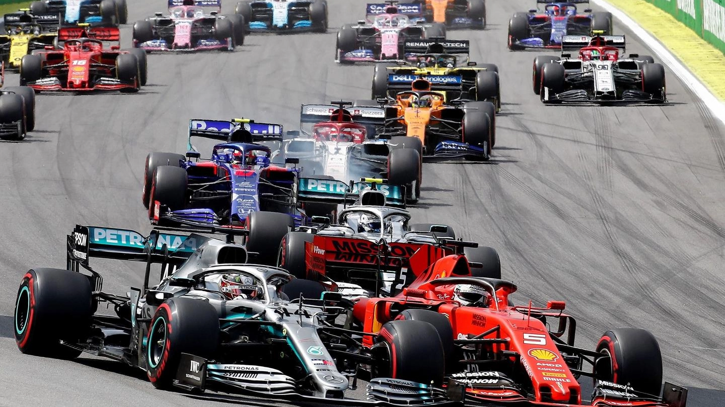 Gp Brasile, Hamilton passa Vettel alla prima curva (Ansa)