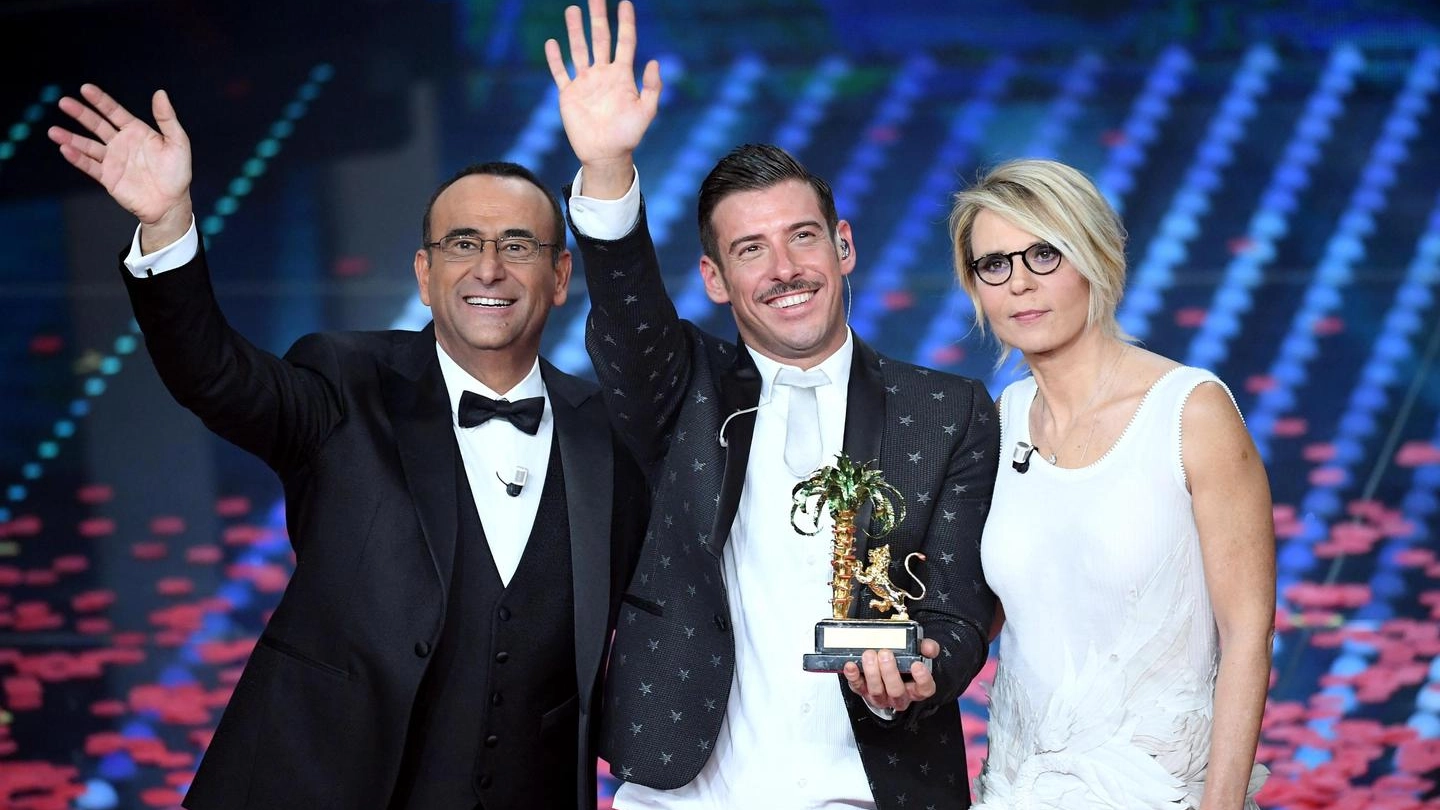Carlo Conti e Maria de Filippi salutano con il vincitore Francesco Gabbani (Ansa)
