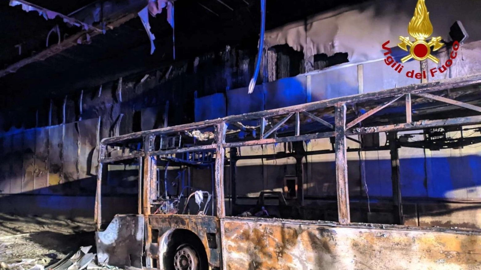Un bus Atac distrutto dalle fiamme
