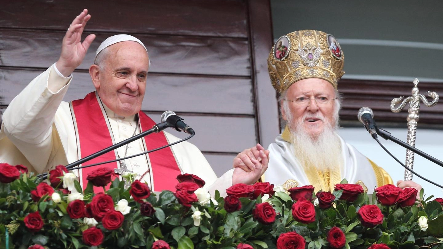 Papa Francesco e il  il Patriarca Ecumenico Bartolomeo I (Ansa)