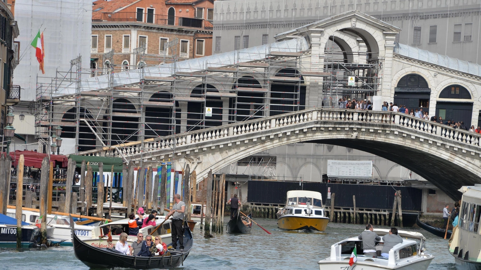 Una veduta del ponte di Rialto, sul Canal Grande, a Venezia (Ansa)