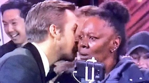 Ryan Gosling e Vicky alla cerimonia degli Oscar 2017 (Twitter)