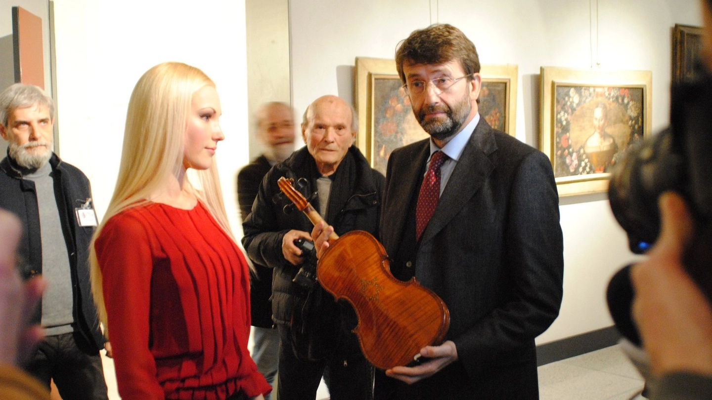 Il ministro Dario Franceschini con il violino a Cremona