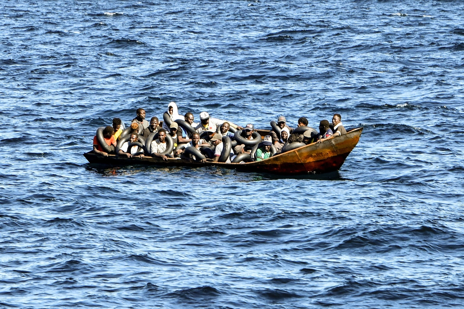 Migranti su una carretta nel Mediterraneo