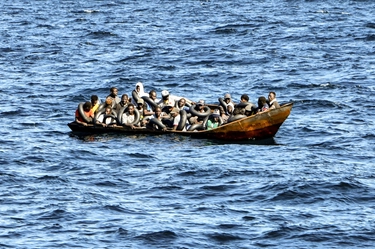 Lampedusa, migrante partorisce sul barchino, ma il neonato muore. Polemica sulla tendopoli
