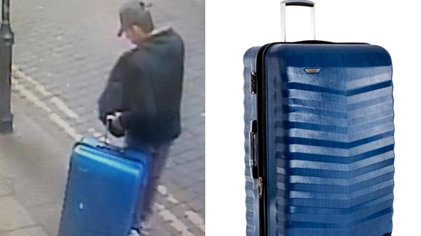 L'attentatore di Manchester, Salman Abedi, con la valigia blu (Ansa)