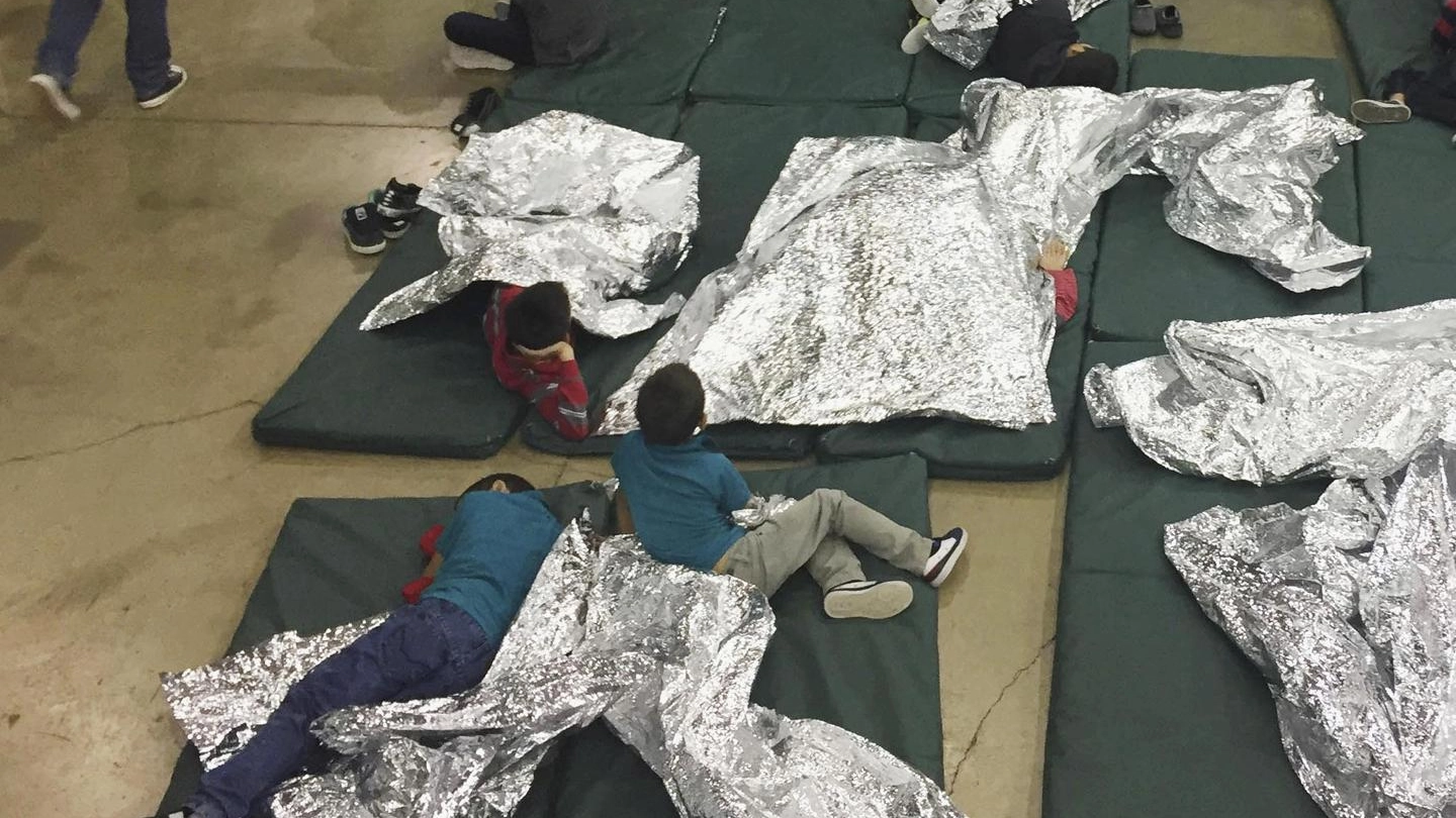 Bambini trattenuti al confine tra Messico e Usa (Ansa)
